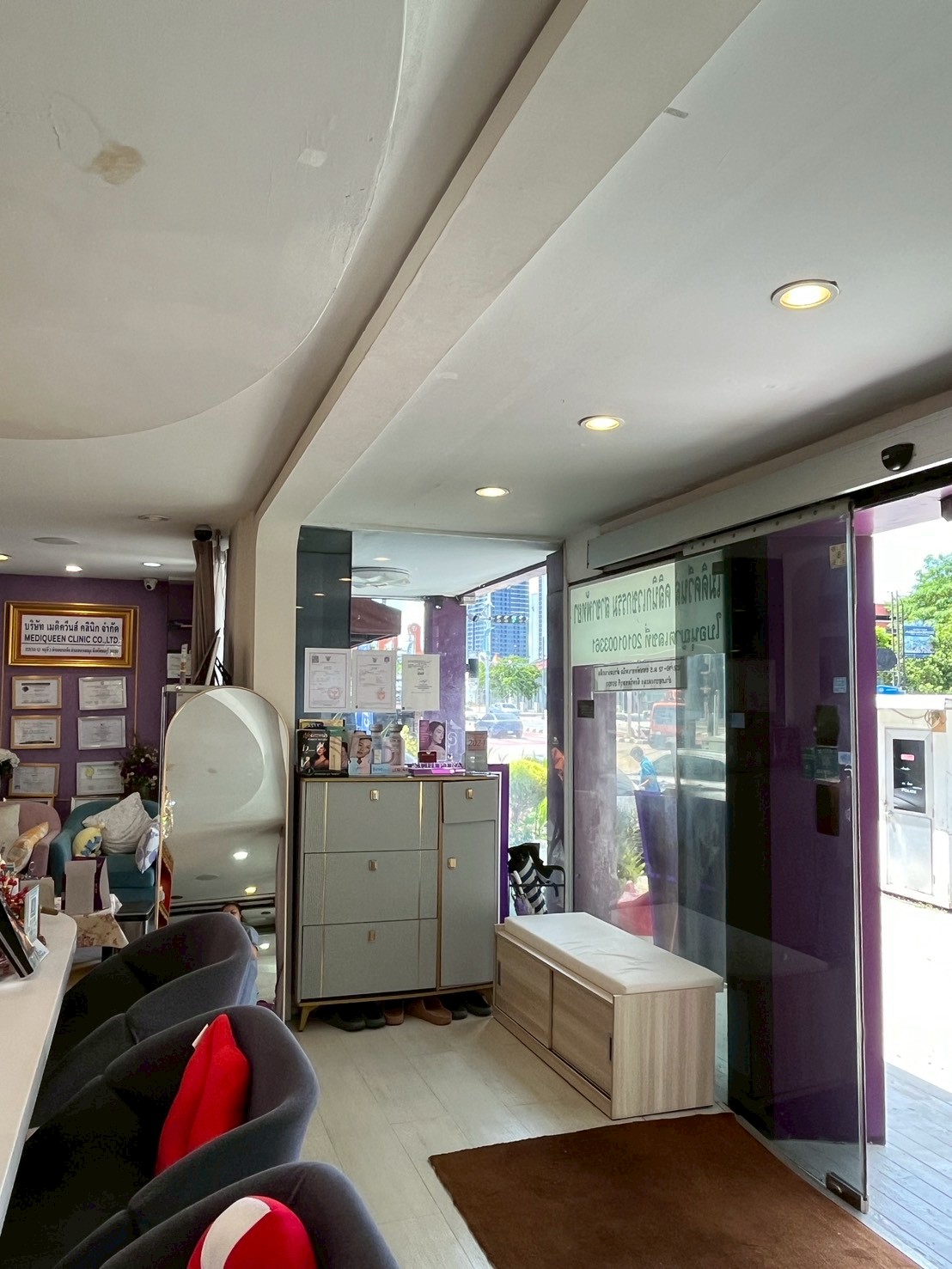 บรรยากาศภายในคลินิก เมดิควีนส์ คลินิก พัทยา