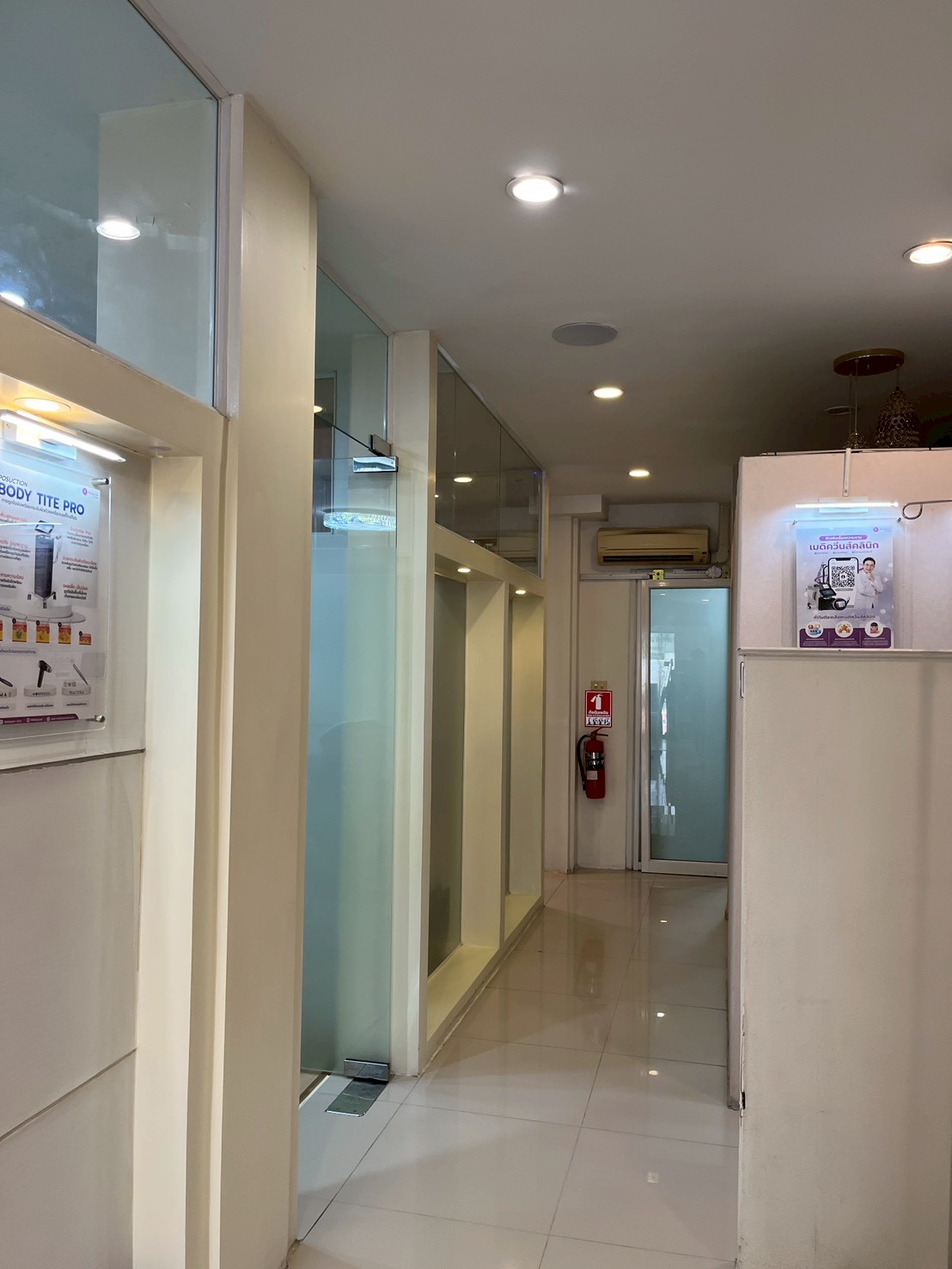 บรรยากาศภายในคลินิก เมดิควีนส์ คลินิก พัทยา