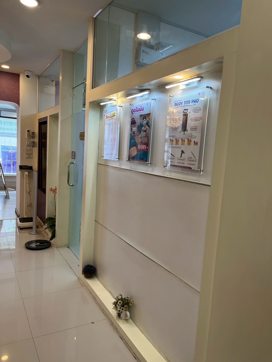 บรรยากาศภายในคลินิก เมดิควีนส์ คลินิก พัทยา